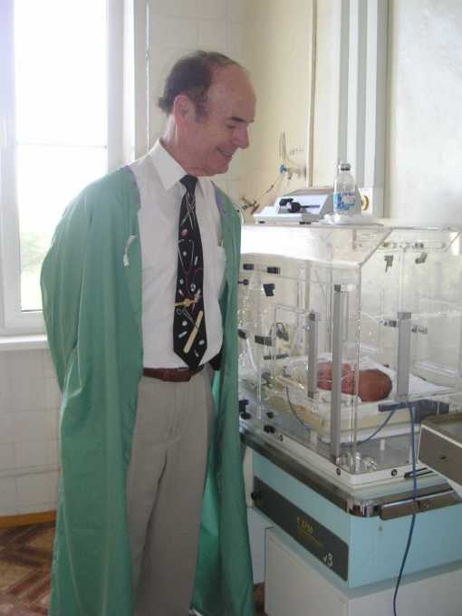 08  8 14  Dad-Neal w child No 11, Robert in modern incubator, Mogilyov, Belarus RED W510 H680  P8140013